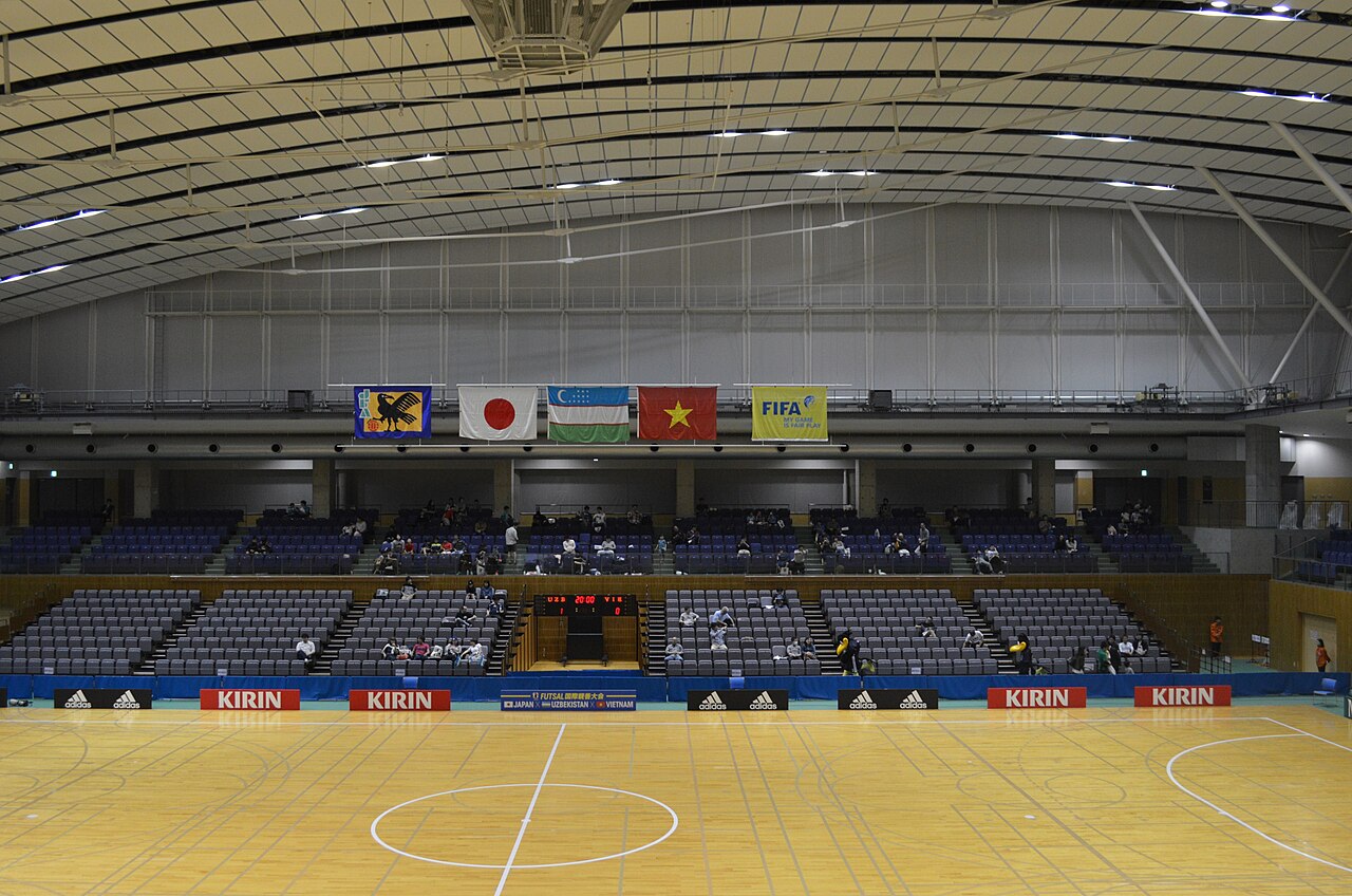 Pha tranh chấp bóng trong trận futsal Việt Nam gặp Uzbekistan 2016
