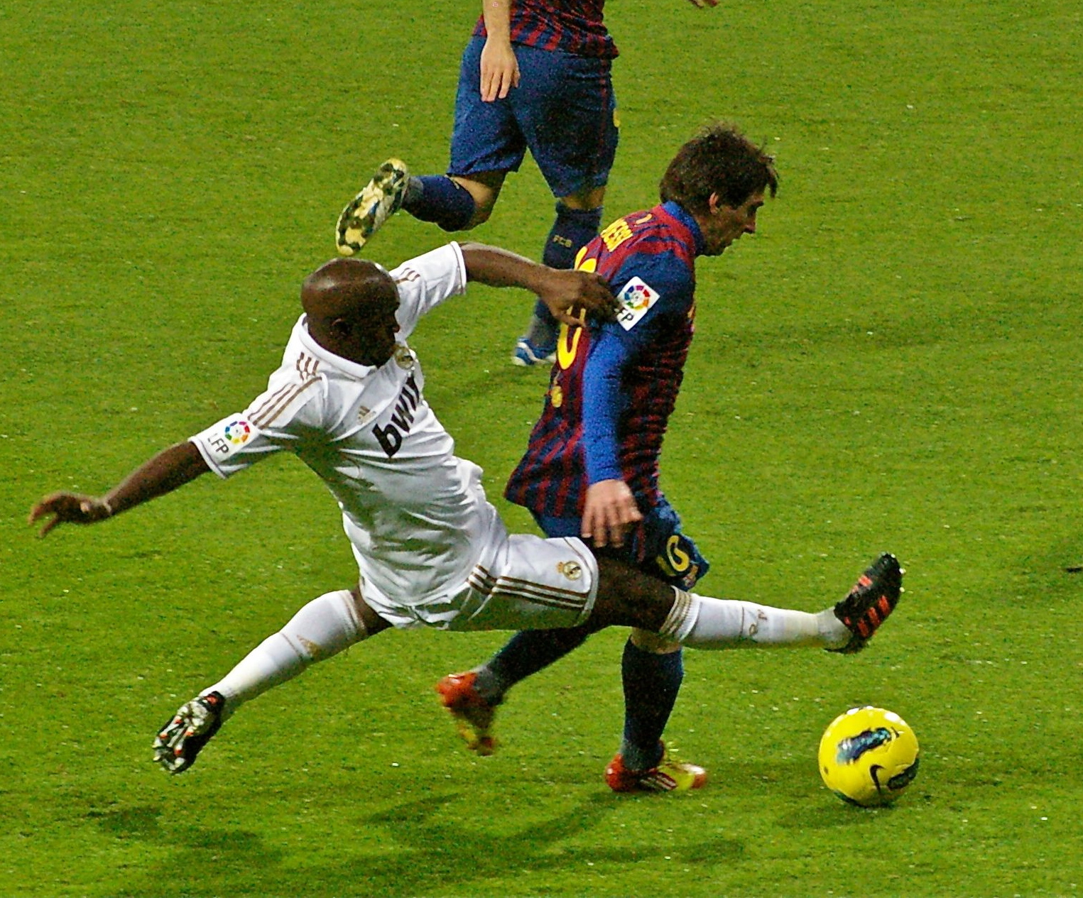 Trận El Clásico Real Madrid – Barcelona tại Bernabéu tháng 12/2011 – cặp đấu ngang cơ thường xuất hiện kèo đồng banh