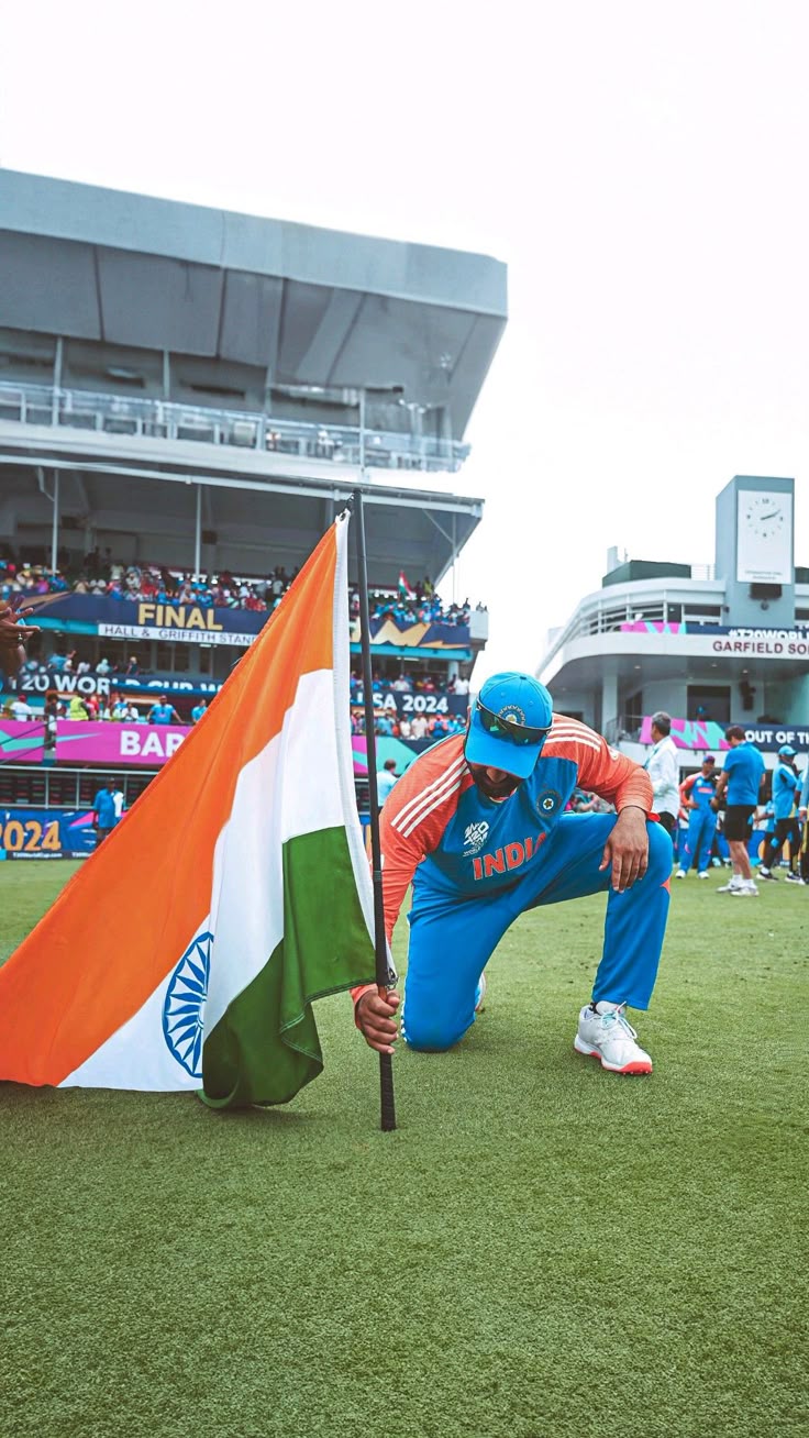 Rohit Sharma giương cờ Ấn Độ tại Barbados sau vô địch T20 World Cup 2024
