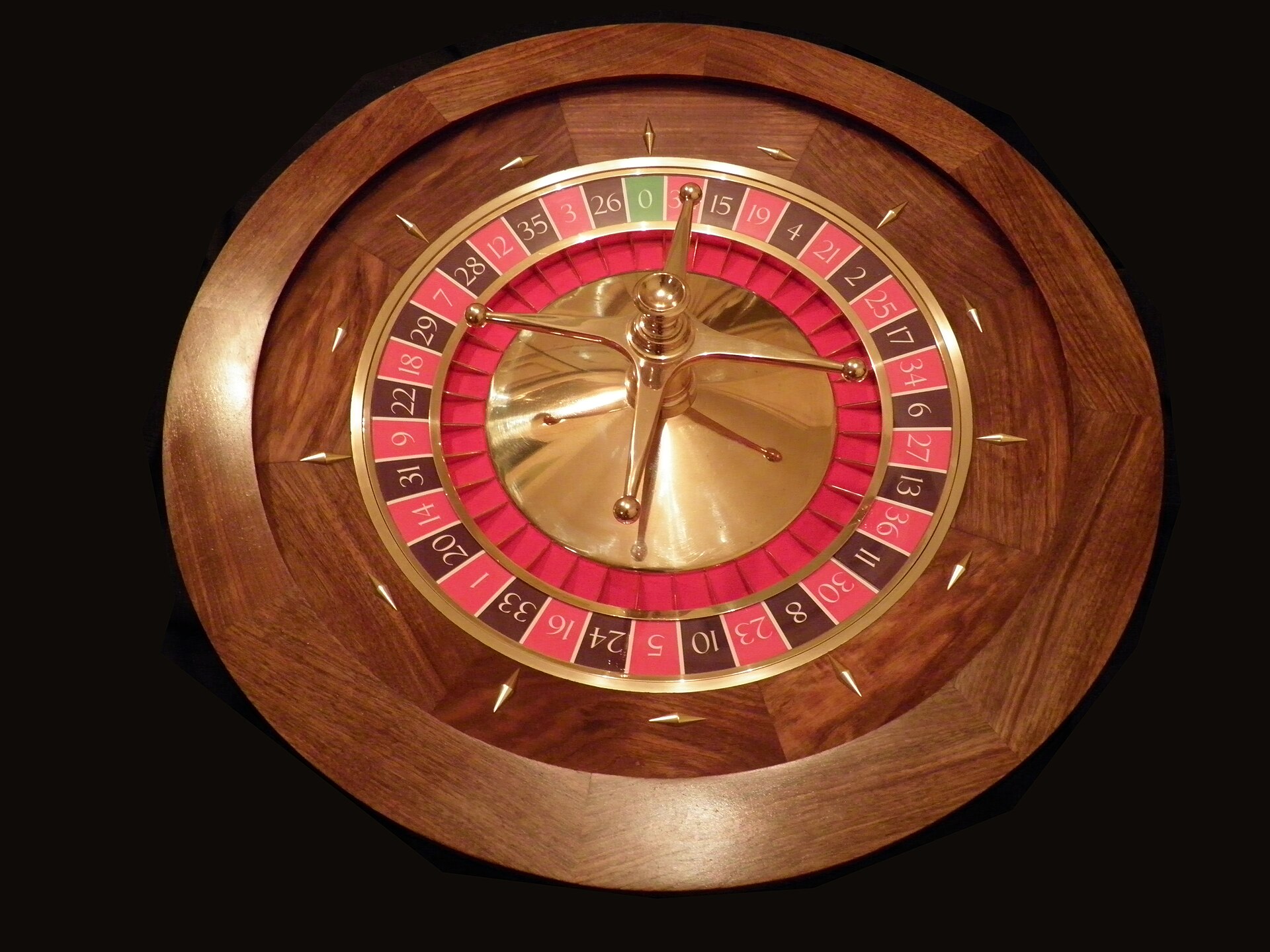 Bàn roulette thật với các chip cược và mặt cược