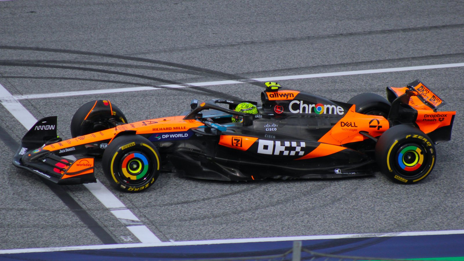 Lando Norris đương kim vô địch F1 lái xe McLaren