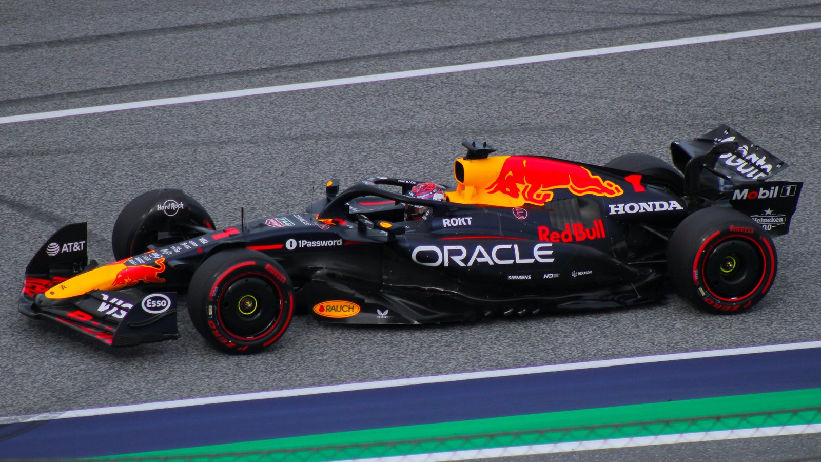 Max Verstappen lái xe Red Bull tại chặng Áo 2025