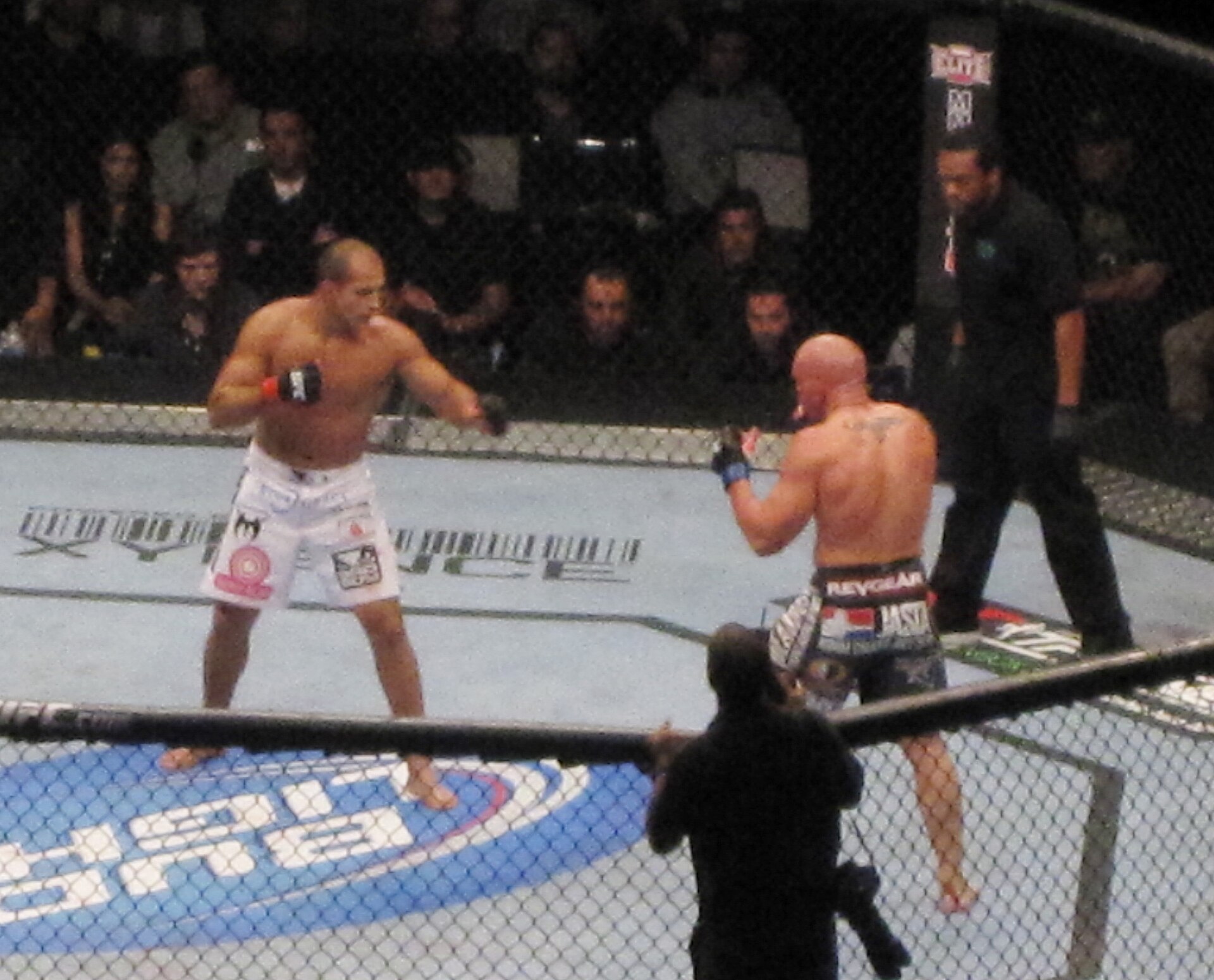 Trận đấu MMA trong lồng bát giác tại UFC 131, Junior dos Santos đấu Shane Carwin, Vancouver 2011