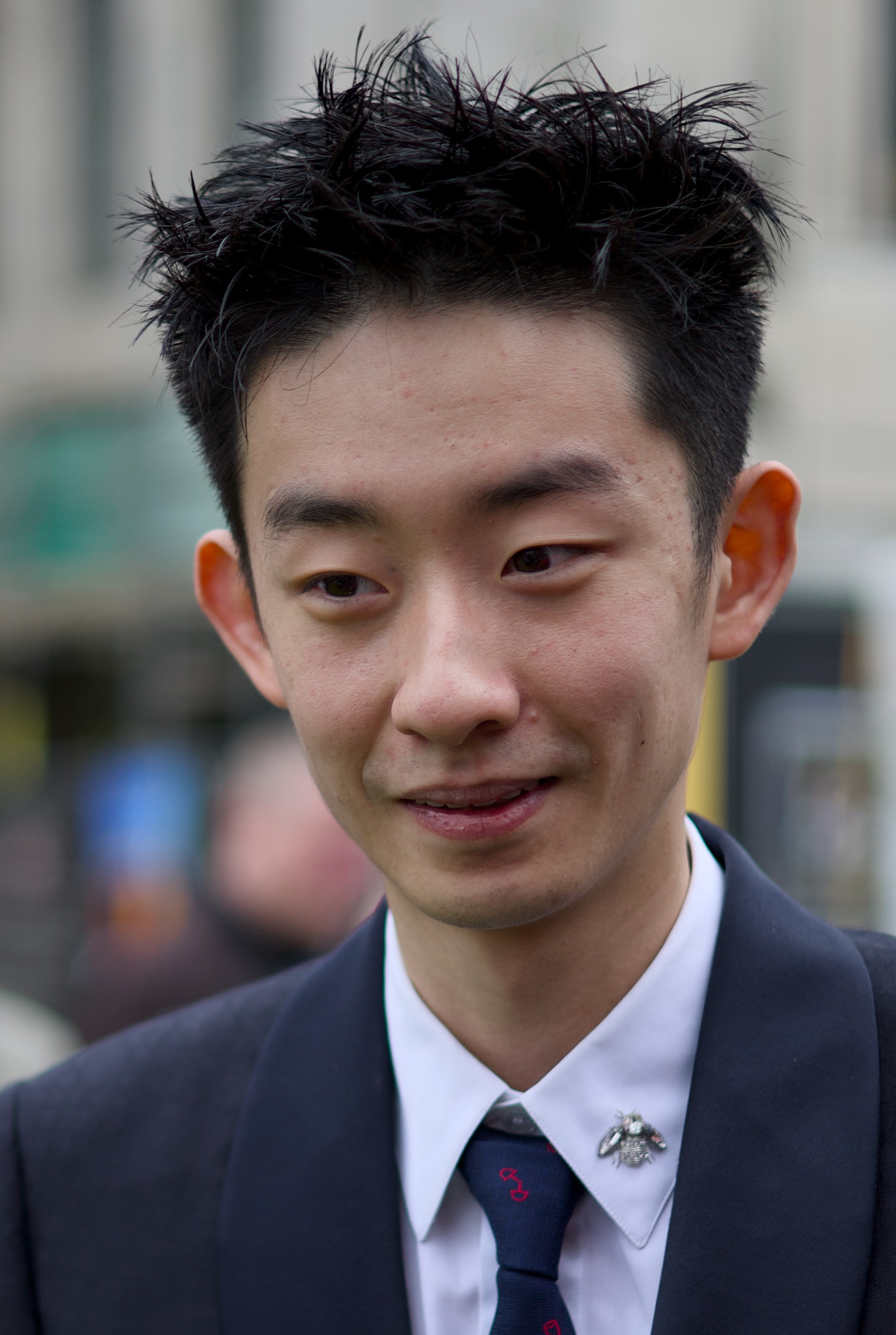 Wu Yize, nhà vô địch World Snooker Championship 2026, tại lễ khai mạc trước nhà hát Crucible