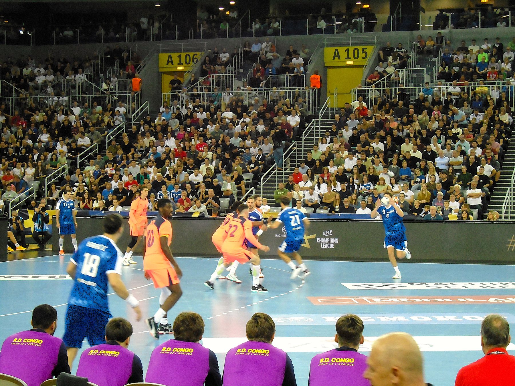 Trận bóng ném giữa RK Zagreb và HC Barcelona tại Arena Zagreb năm 2025