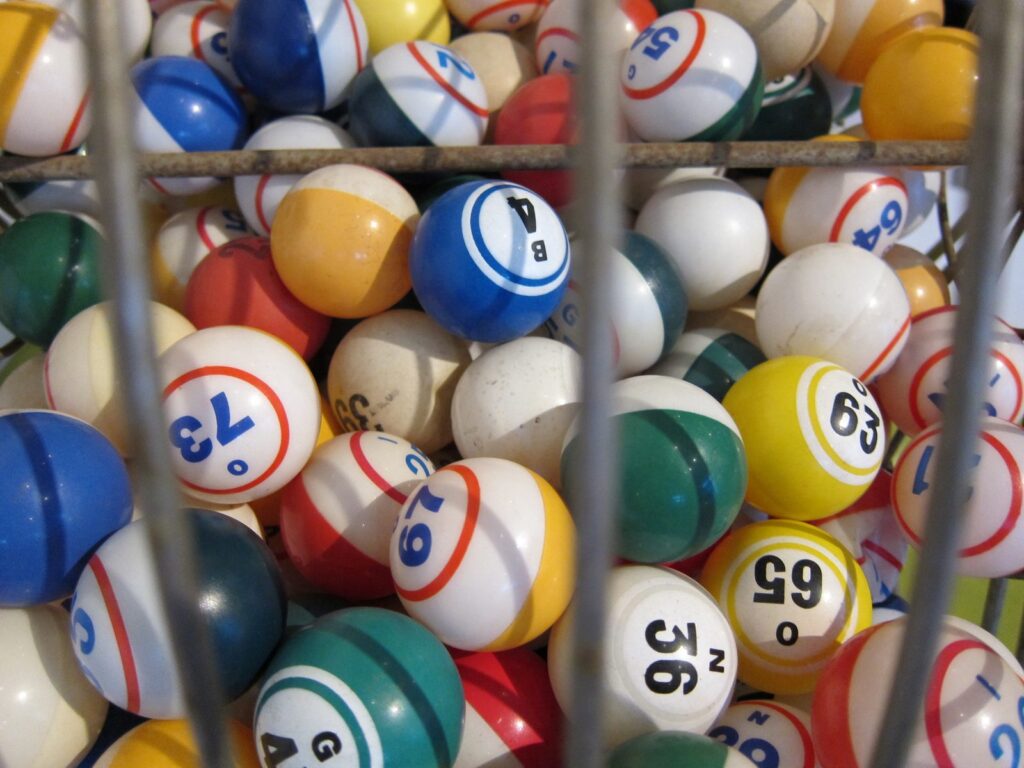 Quả bóng số xoay trong lồng quay bingo