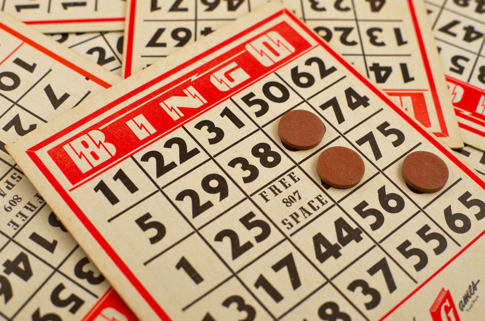 Bộ game bingo cổ điển cùng thẻ số và quân đánh dấu