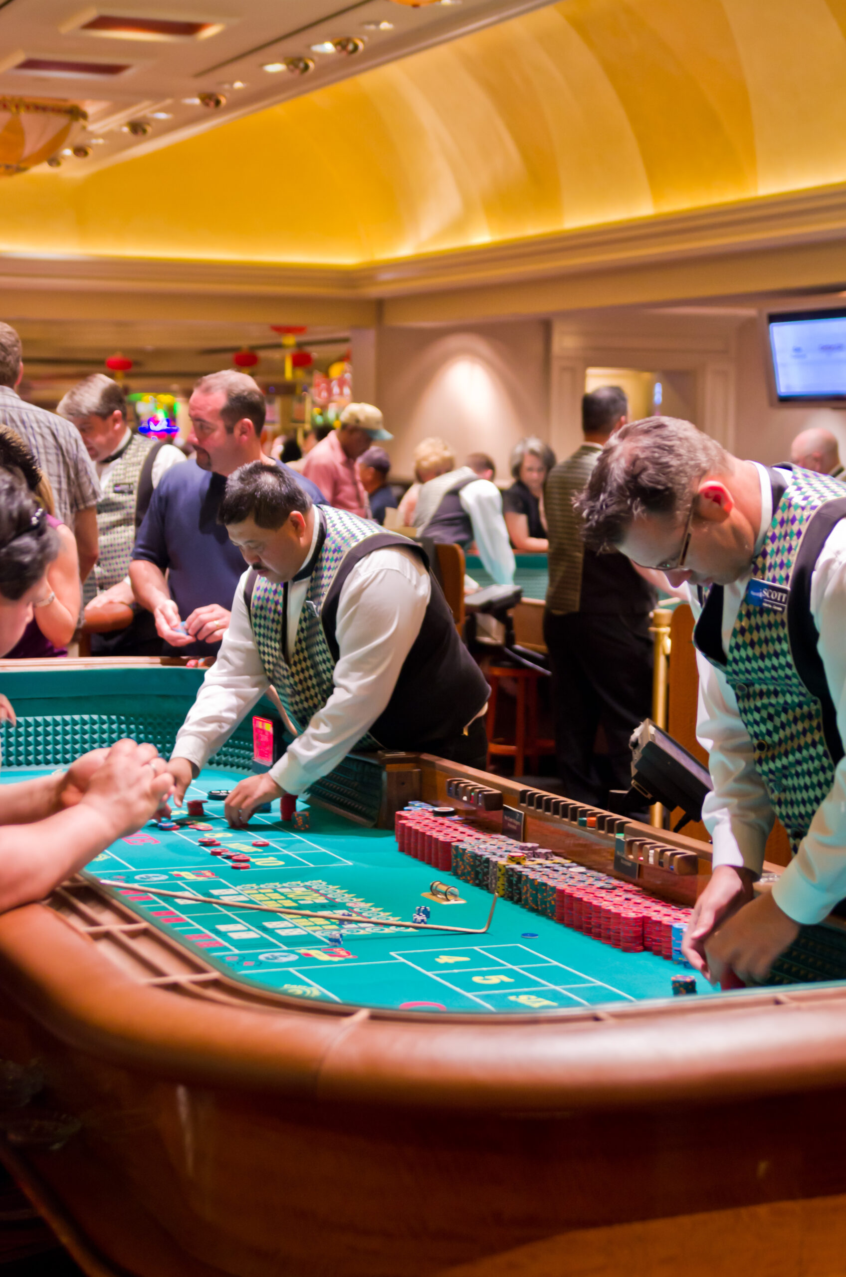 Dealer xếp chip trên bàn craps tại Harrah's Las Vegas