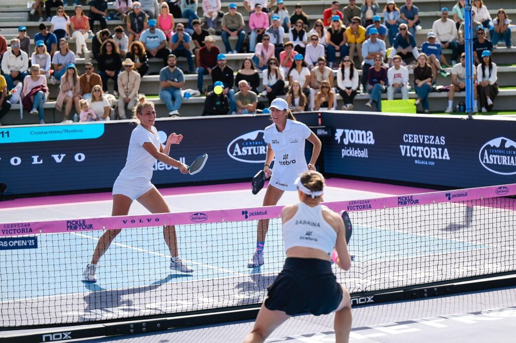 Vận động viên thi đấu đôi nữ tại giải pickleball chuyên nghiệp Pickle Pro Tour 2025