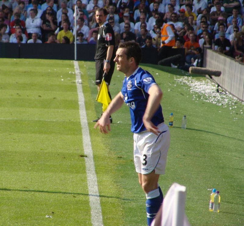 Leighton Baines chuẩn bị thực hiện pha ném biên ở Premier League