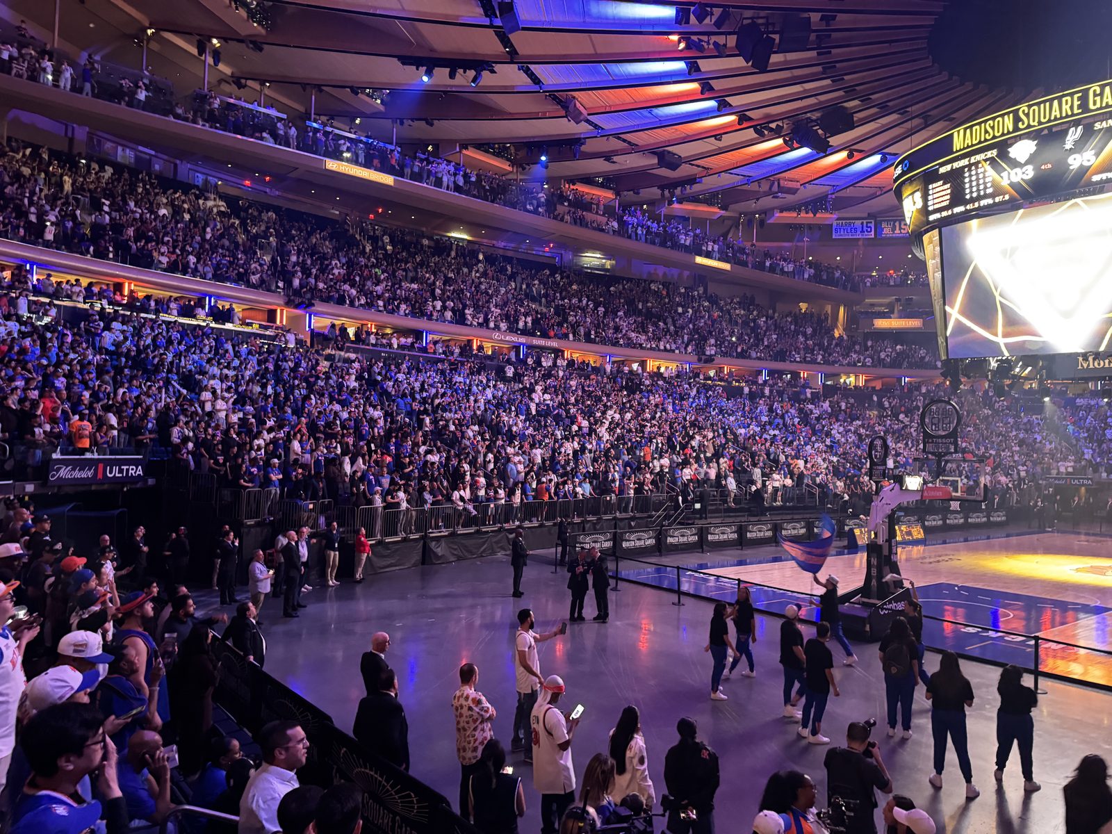 Người hâm mộ theo dõi chung kết NBA 2026 Game 1 giữa New York Knicks và San Antonio Spurs tại Madison Square Garden