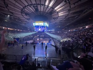 Lễ xem chung kết NBA 2026 Game 2 giữa New York Knicks và San Antonio Spurs tại Madison Square Garden