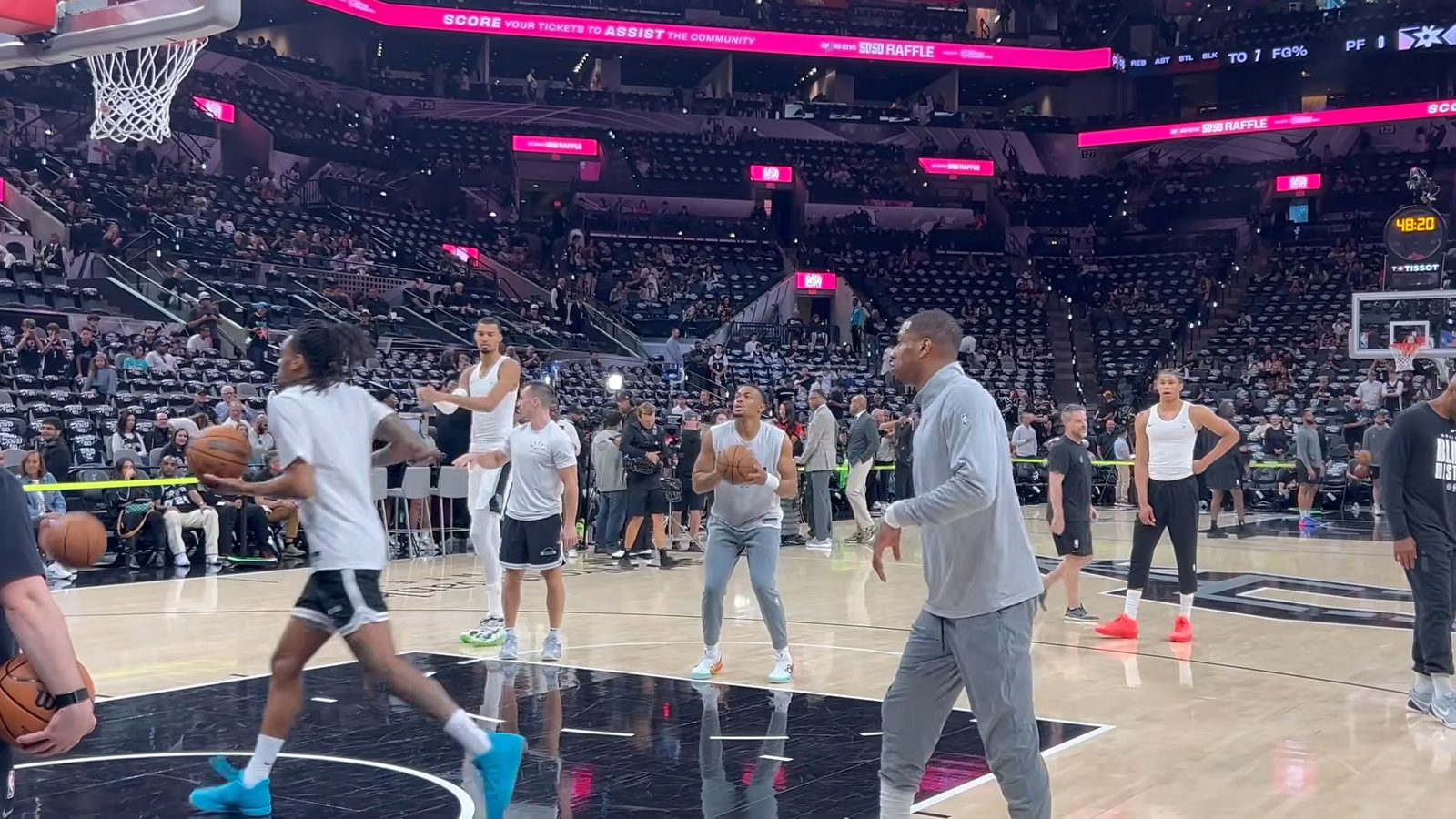 Cầu thủ San Antonio Spurs khởi động trước Game 4 vòng chung kết miền Tây NBA 2026 gặp Oklahoma City Thunder