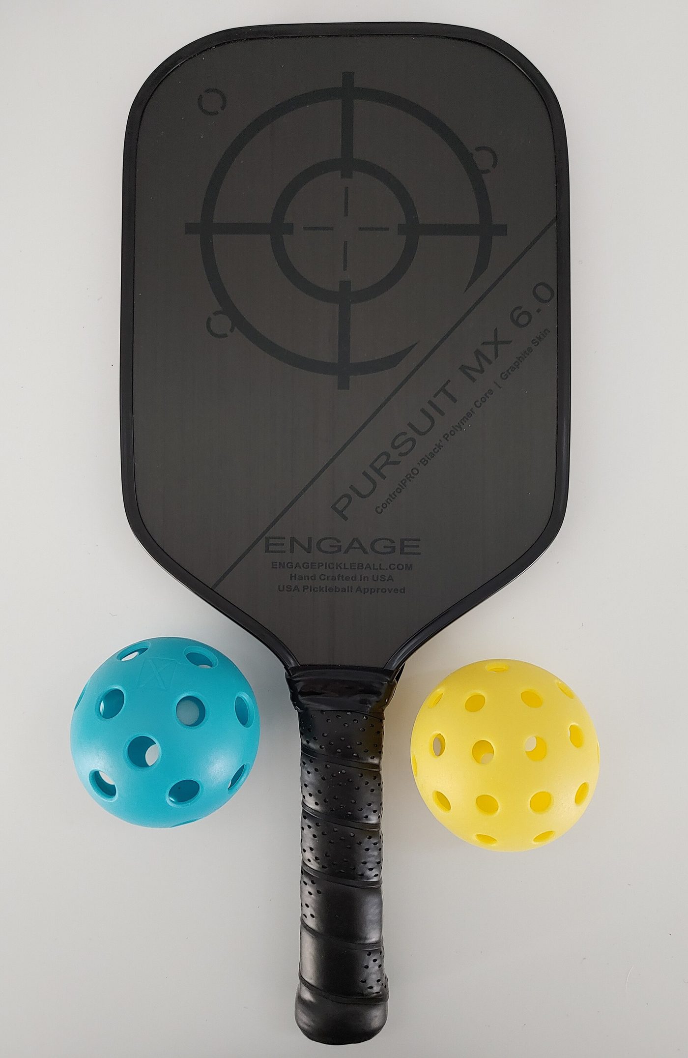 Vợt pickleball cùng bóng 26 lỗ và 40 lỗ