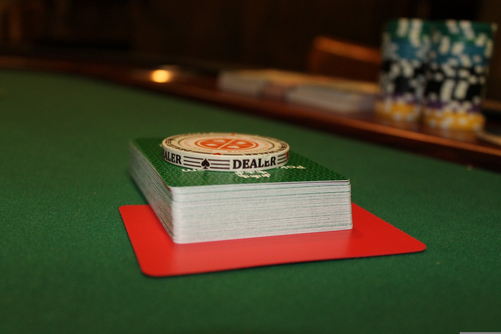 Bàn bài casino nơi diễn ra các ván liêng