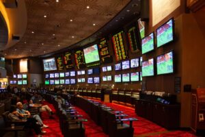 Bảng tỷ lệ cược (odds) hiển thị trên màn hình lớn tại sportsbook MGM Grand Las Vegas