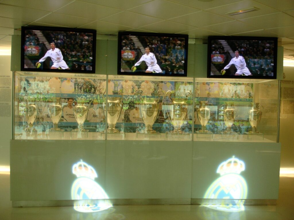 Cúp European Cup (Cúp C1) và cúp UEFA Champions League trưng bày cạnh nhau